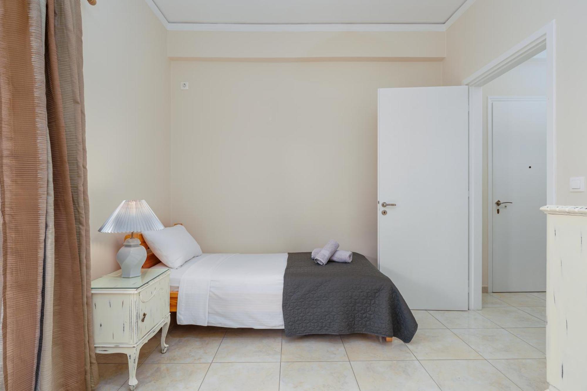 Nostos Apartment, With A Spacious Backyard 아르테미다 외부 사진