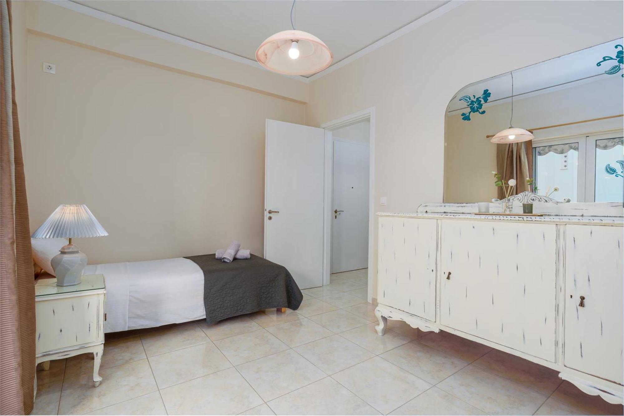 Nostos Apartment, With A Spacious Backyard 아르테미다 외부 사진